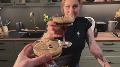 Frau in gemütlicher Küche bereitet Tiramisu, Espresso Martini und Tonic Espresso mit Schwarzem Gold Kaffeelikör zu. Schritt für Schritt zeigt sie die Zubereitung der Rezepte, während eine entspannte und einladende Atmosphäre entsteht. Perfekt für Kaffeeliebhaber, die kreative Rezepte in einer warmen, heimischen Umgebung entdecken möchten.